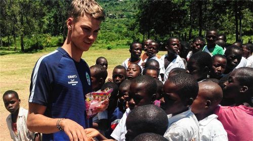 Tobias Grillmeier aus Kiefersfelden verteilt Süßigkeiten an Schulkinder in Ngeri.Foto  RE