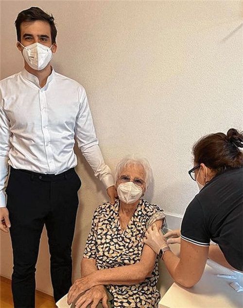 Turbo im Kampf gegen Corona: Hausärzte wie Dr. Florian Bonke (links) genießen das Vertrauen ihrer Patienten.