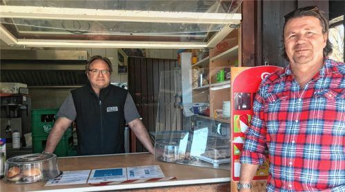Übergibt den Kiosk am Baierbacher Strandbad in neue Hände: Georg Wagner (links) hört nach 32 Jahren auf. Ab sofort steht Tom Ottitsch, Inhaber der Rosenheimer Tatis Bar, hinter dem Tresen des Kiosks am Simssee. Foto Schöne