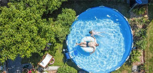 Vor allem Pools sind im Trend, sagen die Landschaftsgärtner der Region. Grund dafür ist wohl der fehlende Urlaub, durch den die Leute mehr Geld haben, und das Bedürfnis, das kühle Nass von der Hotellobby in den Garten zu verlegen.Foto Picture Alliance/DPa