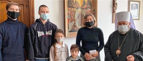 Wassyl Semenjuk, Erzbischof der Erzeparchie Ternopil-Sboriw/Ukraine (rechts), übergab eine Spende an die Familie des verstorbenen Priesters Wolodymyr Demchuk.Foto rehberg