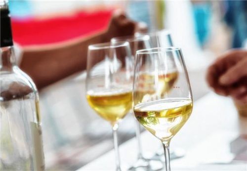 Weiße Weine wie Grauburgunder, Chardonnay und Co. harmonieren perfekt mit Spargelgerichten. Foto istockphoto.com/AM-C/akz-o