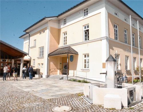 Welche Einzelmaßnahmen bei der Dorfentwicklung, wie beispielsweise die Gestaltung des Platzes vor dem Rathaus mit Brunnen, gewünscht sind, darüber waren sich die Eggstätter Gemeinderäte und Bürgermeister Christian Glas schnell einig. Aber erst muss ein Integriertes Städtebauliches Entwicklungskonzept (ISEK) erstellt werden. Foto Kirchner