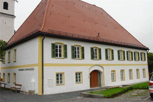 Welcher Nutzung könnte der Frasdorfer Pfarrhof zugeführt werden? Gemeindliche Räume können aufgrund baulicher Mängel nicht in dem historischen Gebäude untergebracht werden. Foto Rehberg
