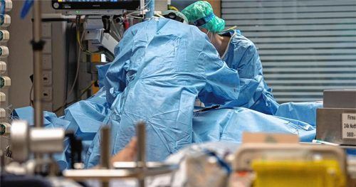 Weniger klinische Verläufe, aber mehr Patienten auf der Intensivstation: Die dritte Welle macht Medizinern in der Region Rosenheim nach wie vor Sorgen.Foto dpa