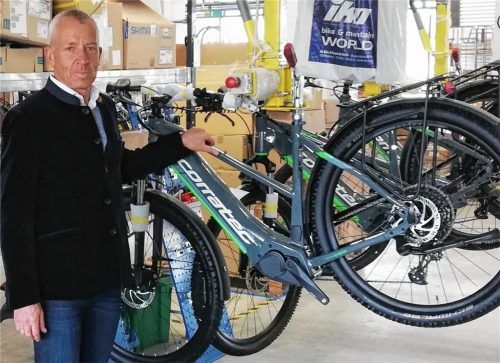 Wenn bestimmte Bauteile fehlen: Konrad Irlbacher, Geschäftsführer der Raublinger Fahrradmarke „Corratec“, steht alleine in seiner derzeit auf Eis gelegten Produktionshalle. Foto Sautter