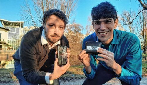 Wie Simon Berger (links) und Dr. Michael König herausgefunden haben, kann man mit einem handelsüblichen Handy RFID-Chips zu größeren Reichweiten stimulieren. Daraus wollen die beiden nun ein Geschäft machen, das für viele Bereiche nützlich sein könnte.Foto  Berger