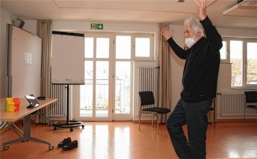 Yoga über den Videochat: Der Rosenheimer Peter Brenner demonstriert im Franz-Pelzl-Haus der Rosenheimer Arbeiterwohlfahrt, wie er von zu Hause aus Kontakt zu seinen Schülern hält. Foto Kirschner