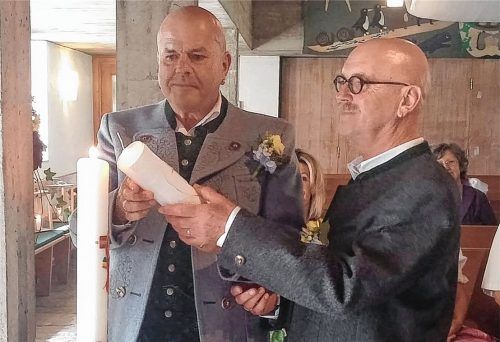 Zwei, die sich lieben und an Gott glauben: Jürgen (links) und Rasso Schwab, hier beim Entzünden ihrer Hochzeitskerze, haben standesamtlich geheiratet und sind von einem evangelischen Pfarrer getraut worden. Dass die katholische Kirche sogar eine Segnung homosexueller Paare ablehnt, kann das Ehepaar nicht nachvollziehen. Fotos re