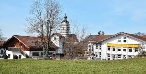 Zwischen dem Vogtareuther Feuerwehrhaus (links) und dem Kindergarten „Zauberberg“ könnte der Container für die neue Kindergartengruppe stehen. Foto Schlecker