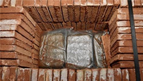 Zwischen den Fliesen waren die Drogenpakete im Lkw versteckt. Foto Polizei