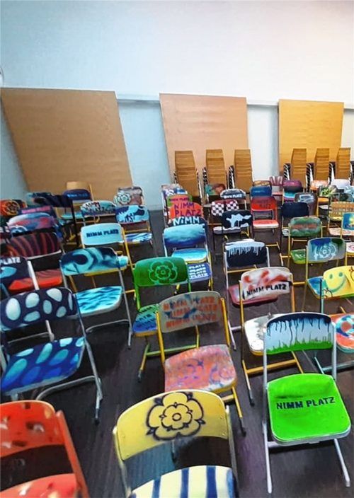 150 von diesen ausrangierten Stühlen aus Klassenzimmern von Rosenheimer Schulen werden bei der Aktion „Nimm Platz“ im Rahmen von „Sommer in Rosenheim“ in der Innenstadt aufgestellt. Fotos Städtische Galerie