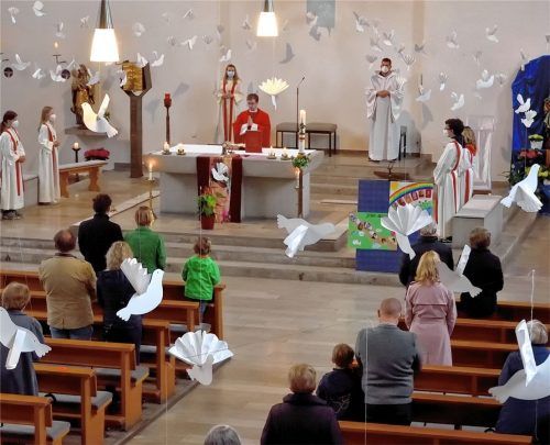 242 Tauben aus Papier schweben derzeit unter der Decke der Rosenheimer Kirche St. Hedwig.Foto Schroeder