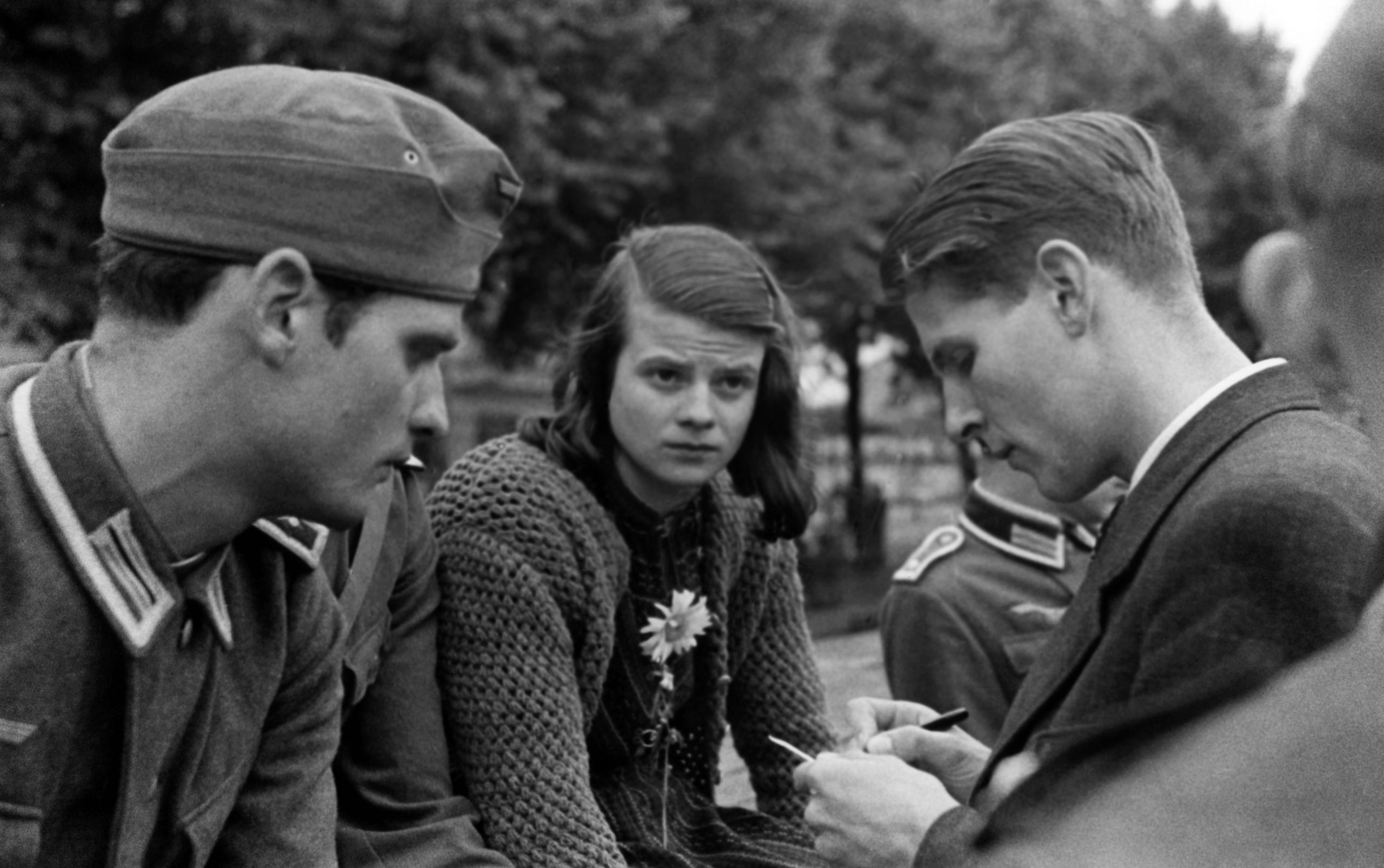 FranzJosephStr. 13 Hier lebten Sophie und Hans Scholl FranzJosephStr. 13 Hier lebten Sophie und Hans Scholl