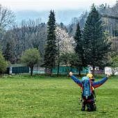 Frau stürzt an der Wasserwand ab