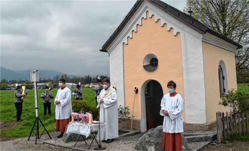Der Wortgottesdienst fand an der Obermoarkapelle in Raubling an der Nicklheimer Straße statt. Foto Ruprecht