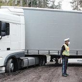 Lkw-Fahrer will im Wald wenden und fährt sich fest