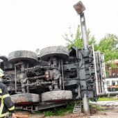 Autokran reißt Stromleitung ab