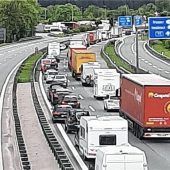 Stau auf der A93 wegen Blockabfertigung, Gesundheits-Kontrollen und Reiseverkehr am Pfingstwochenende