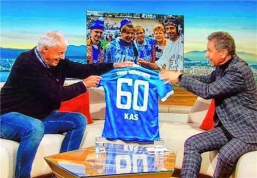 Abschiedsgeschenk von den „Löwen“: Roman Röll überreichte Karlheinz Kas während der Abendschau ein Trikot von 1860 München.