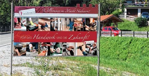 An den Ortseingängen von Neubeuern wirbt die Gemeinde jetzt für Handwerksberufe. Bald folgen noch weitere Maßnahmen.Foto Riedl