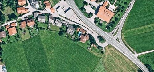 An der großen Kreuzung mit der Autobahnausfahrt soll ein Kreisel entstehen und an diesem ein Regionalmarkt und ein Café mit Schaubäckerei. Die Frasdorfer entscheiden am kommenden Sonntag, ob die Pläne umgesetzt werden oder scheitern.Foto re