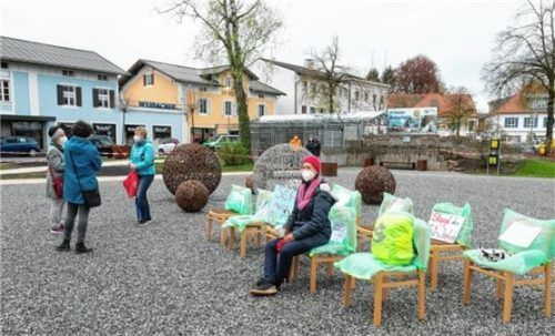 Anlässlich des Muttertags brachten die Aktivisten leere Schulstühle an den Wendelplatz, um auf die Situation von Kindern aufmerksam zu machen. Foto Berger