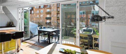 Auch in urbanen Wohnungen lassen sich Außenbereiche zum Ess- oder Wohnzimmer umfunktionieren. Foto Lacuna /Frovin