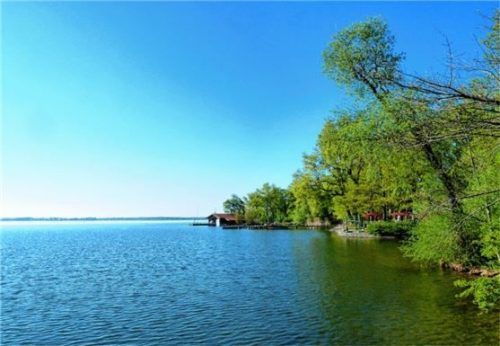 Auch zum Chiemsee – hier das Ufer bei Übersee – kommen Ausflügler mit den öffentlichen Verkehrsmitteln.