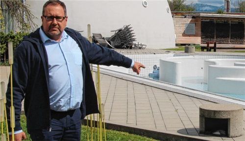 Auf dem Trockenen: Stefan Barber vor dem leeren Außenbecken der Bad Aiblinger Therme. Foto Hadersbeck
