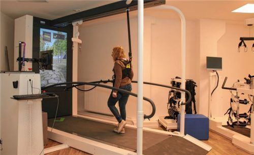 Auf der C-Mill haben Klienten die Möglichkeit, ihre Beinmotorik zu trainieren unddabei durch virtuelle Hindernisparcours zu schreiten.