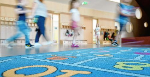 Auf der einen Seite Kurzarbeit, auf der anderen Gruppenzusammenlegungen in den Kitas. Elternbeiräte hatten diese Vorgehensweise der Stadt laut Stadtrat Gottfried Kirmeier (SPD) bemängelt.Foto Uwe Anspach/dpa