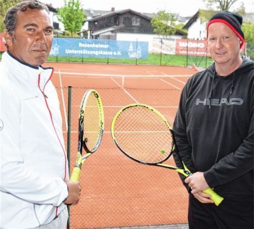 Auf Dieter Dörfler (links) und Thomas Detterbeck aus der Vorstandschaft der 1860-Tennisabteilung wartet bis zum Bundesliga-Start noch jede Menge Arbeit.Foto Hans-Jürgen Ziegler