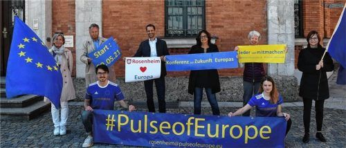 Auftakt eines europaweiten Experiments: (hinten, von links) Elke Czarnecki, Michael Schmaderer, Oberbürgermeister Andreas März, Monika Hermann, Heidi Hell, Elisabeth Pangerl, (vorne, von links): Frederick Doulat und Lena Lackner.Foto schlecker