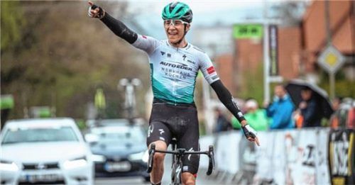 Auto-Eder-Fahrer Cian Uijtdebroeks jubelt über seinen Sieg beim Grand Prix West_Bohemia. Foto  Jan Brychta