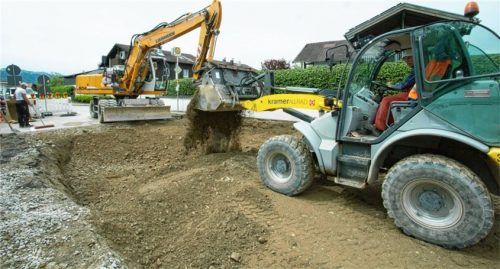 Bagger und andere Baumaschinen rollen wieder in der Weidachstraße. Foto Berger