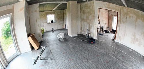 Bald verschwinden die Heizungsrohre unter dem Estrich: Im Ernstfall kann so ein Foto später helfen, mögliche Mängel zu finden. Foto Nestor Bachmann/dpa