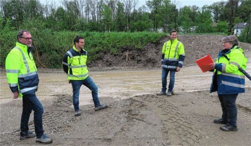 Baurätin Iris Reitinger-Eß (rechts) bei einer Baubesprechung vor Ort mit Habau-Vertreter Kevin Rauter (örtlicher Bauleiter), Bernhard Quehenberger (von links).
