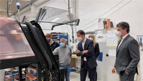 Beeindruckt zeigt sich Oberbürgermeister Andreas März bei der Führung durch die Produktionshalle mit Andreas Rothstein, CEO der Esmo AG. Foto Stadt Rosenheim
