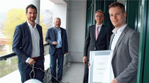 Bei der Auszeichnung: Bereichsleiter Individualkunden Jakob Schedel, Vorstandsmitglied der Sparkasse Wasserburg Mischa Schubert, Michael Zehnter von Deutsche Leasing und Matthias Haas, Firmenkundenberater und Leasingbeauftragter (von links). Foto re