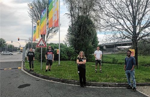 Bei der bundesweiten Aktion des Unternehmens werden Regenbogenflaggen gehisst. Auch in Kolbermoor findet das Projekt Anklang. Foto RE