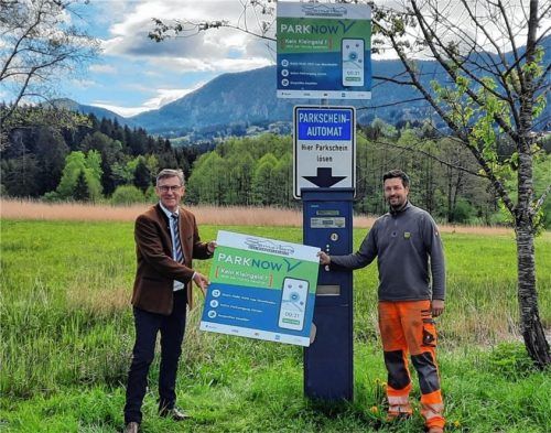 Bei der Montage der Hinweisschilder: Samerbergs Bürgermeister Georg Huber (links) mit dem Leiter des Gemeindebauhofs, Nico Altmann. Foto re
