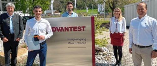 Bei der Übergabe: Peter Wewerka (Managing Director & CEO), Sabrina Plank, Matthias Pfeilstetter, Michael Winkler und Josef Antl (von rechts).