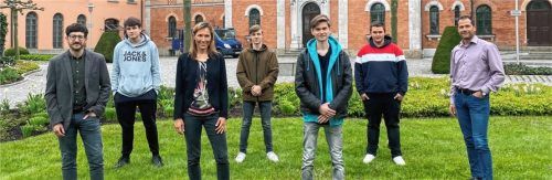 Beim Besuch im Rathaus: (von links) Andreas Kalz vom Umwelt- und Grünflächenamt, die Auszubildenden der Berufsschule Samuel Eichholz, Maximilian Glas, Marc Betzler und Benian Stähler, Lehrerin Barbara Schmidhuber sowie Donat Steindlmüller vom Rosenheimer Ordnungsamt.