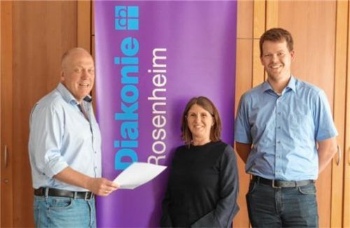 Beraten in Sachen Kinder- und Jugendhilfe: Sigrid Zierer und Simon Sörgel (rechts) gemeinsam mit dem Geschäftsleitungsmitglied der Diakonie, Klaus Voss, bei der die Stelle angesiedelt ist.