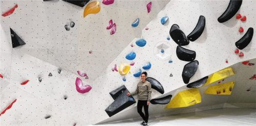Bereit zum Bouldern: Betriebsleiterin Esmeralda Duchan freut sich auf die Eröffnung des Stuntwerks im Rosenheimer Aicherpark.Fotos  Sautter