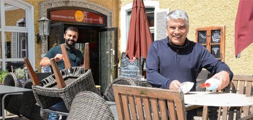 Bereiten schon mal die Terrasse für ihre Gäste vor: Smily und Sohn Beni Bilban (links) von der „Pizzaria Il Mondo“. Foto Ammelburger