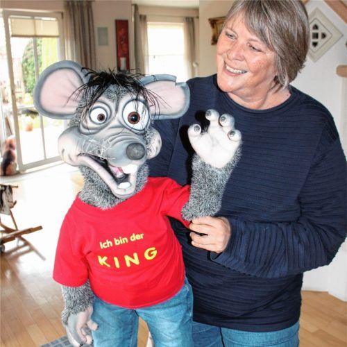 Birgit Puschmann mit einer ihrer Bauchrednerfiguren: „Gestatten, ich bin der King und befinde mich gerade in der Pubertät.“Foto  Strim