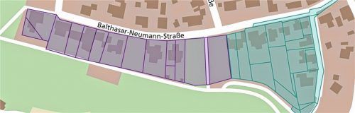 Bislang gehörte nur die violette Fläche zum Geltungsbereich des Bebauungsplanes, mit der Änderung sollen weitere Grundstücke (grau-grüne Fläche) einbezogen werden. Auf ihnen sind neben dem Tiny House Erweiterungs- und Neubauvorhaben von den jeweiligen Grundstückseigentümern geplant. Stadt