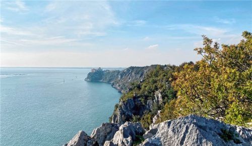 Blick auf das Duino Schloss am Alpe-Adria-Trail.Foto Eurohike Wanderreisen